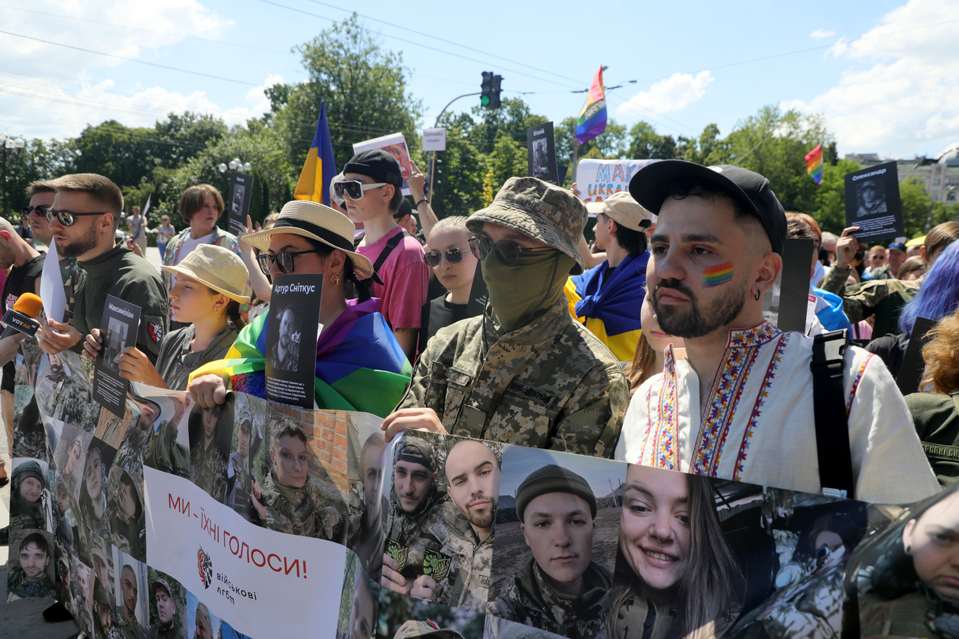 Активисты держат портреты ЛГБТ-военнослужащих во время Марша равенства в Киеве, Украина, 21 июня 2026 года. Фото: Yuliia Ovsiannikova / Ukrinform / Sipa / Scanpix / LETA