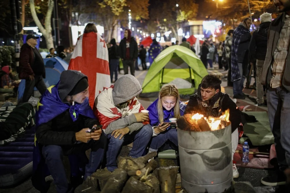 Палаточный городок и участники протестов. Фото: David Mdzinarishvili / EPA-EFE