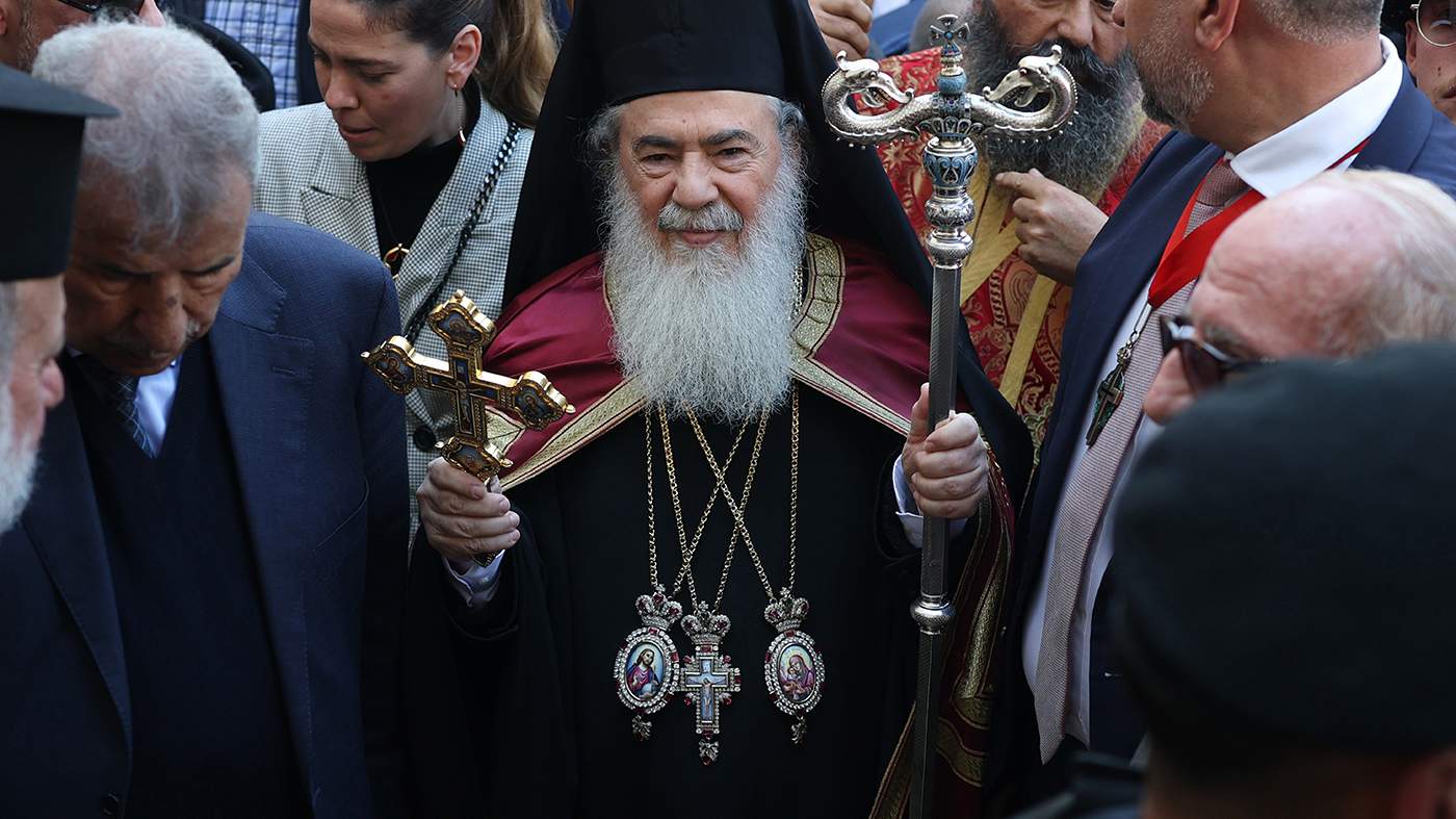 Патриарх греческой православной церкви Иерусалима Феофил III во время празднования Сочельника по восточному календарю в городе Вифлееме на Западном берегу, 6 января 2026 года. Фото: Atef Safadi / EPA<br>