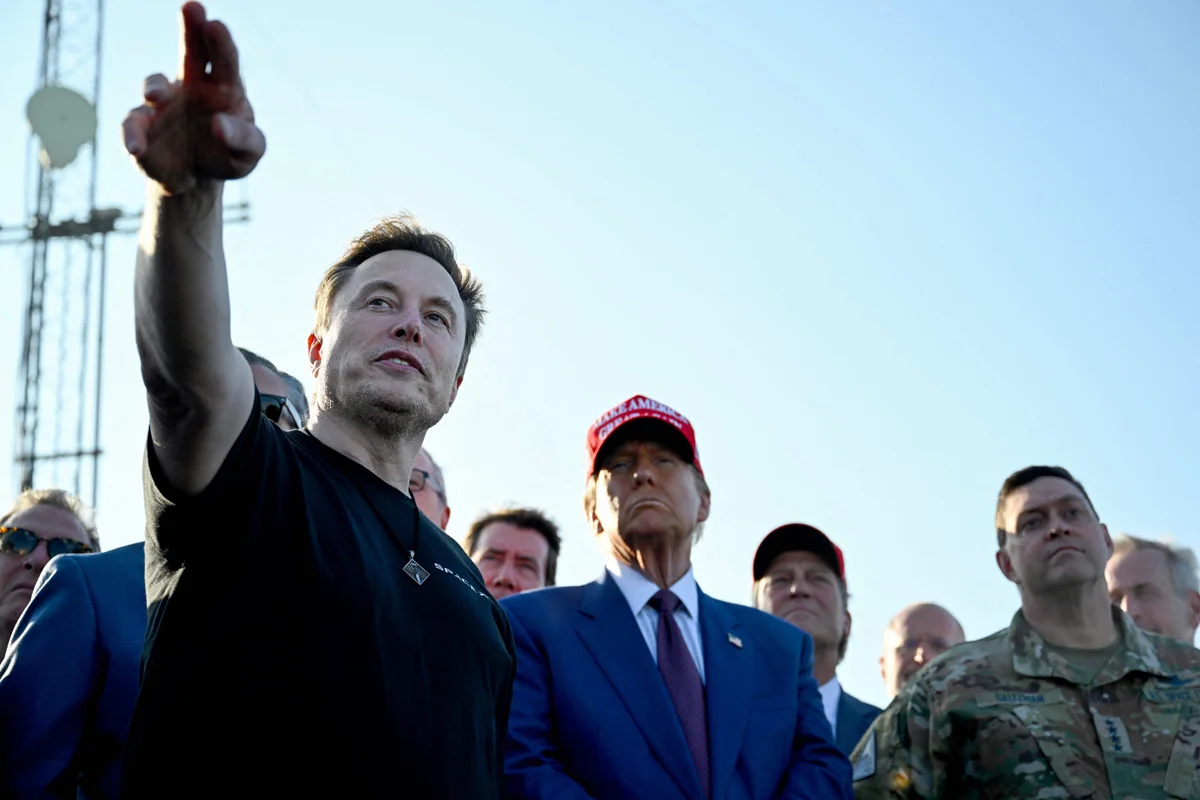 Илон Маск с Дональдом Трампом перед запуском ракеты Starship, Браунсвилл, Техас, 19 ноября 2024 года. Фото: Brandon Bell / Getty Images via AFP / Scanpix / LETA