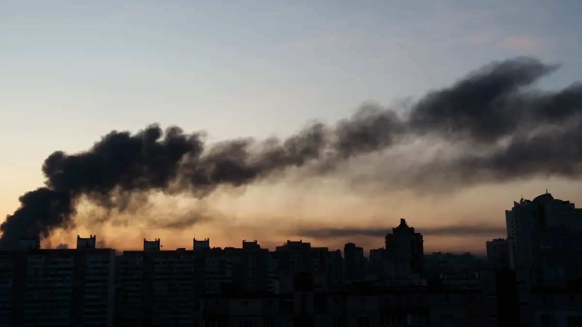 Clouds of smoke billow after airstrikes in Kyiv, Ukraine, 17 June 2025. Photo: EPA-EFE/SERGEY DOLZHENKO