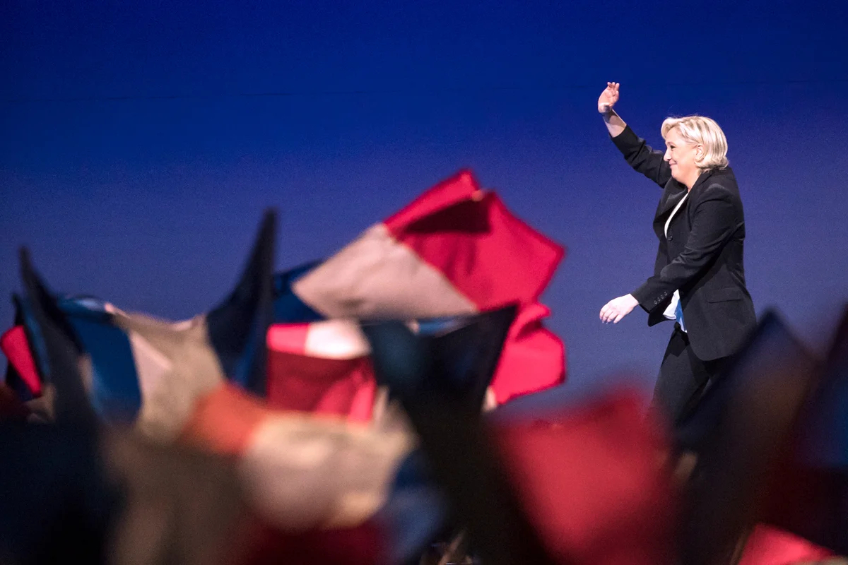 Марин Ле-Пен во время выступления на митинге в Вильпенте, Франция, 01 мая 2017 года.Фото: Etienne Laurent / EPA-EFE