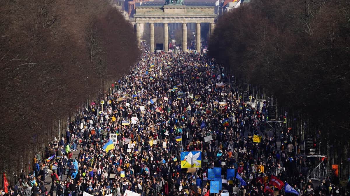 Anti-war protesters pass in front of the Brandenburg Gate in Berlin, Germany, 13 March 2022. Photo: EPA-EFE / CLEMENS BILAN