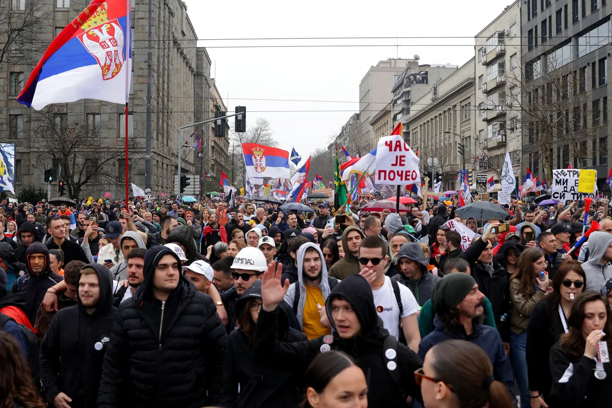 Протестующие размахивают сербскими флагами во время студенческого митинга в Белграде, 15 марта 2025 года. Фото: Andrej Cukic / EPA