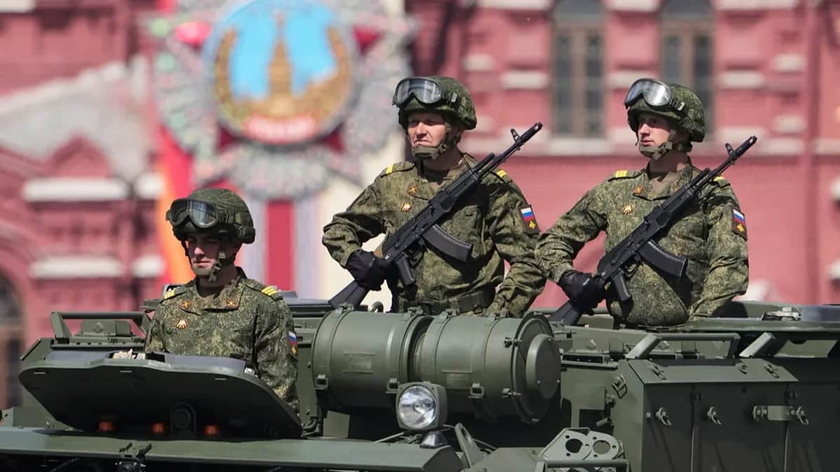 Russian servicemen at a Victory Day parade on Red Square in Moscow, 9 May 2025. Photo: Alexander Zemlianichenko / AP Photo / Scanpix / LETA