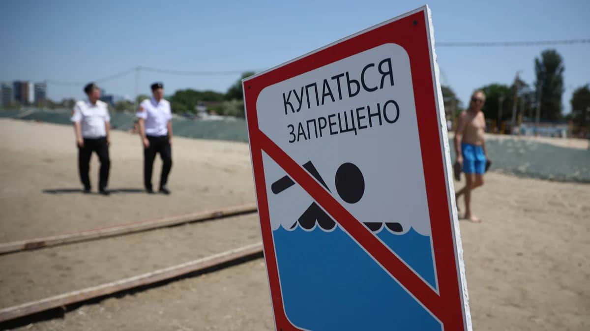 Знак «Купаться запрещено» на пляже в Анапе, 8 июня 2025 года. Фото: Виталий Тимкив / Спутник / Imago Images / Scanpix / LETA
