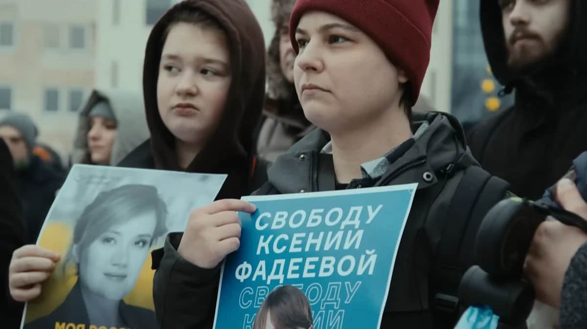 Виолетта Грудина на митинге сторонников Навального в Вильнюсе. Кадр: <a target="_blank" data-stringify-link="https://www.youtube.com/watch?v=2yeJq2dAGsc" data-sk="tooltip_parent" href="https://www.youtube.com/watch?v=2yeJq2dAGsc" rel="noopener noreferrer">Андрей Лошак</a>&nbsp;/ Настоящее Время. Док / YouTube