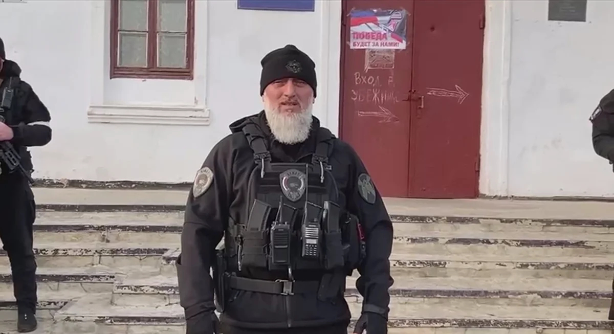 Адам Делимханов приветствует новых бойцов в Мариуполе, апрель 2022 года. Фото: <a data-sk="tooltip_parent" data-stringify-link="https://t.me/RKadyrov_95/1761" href="https://t.me/RKadyrov_95/1761" rel="noopener noreferrer" target="_blank">Рамзан Кадыров</a> / Telegram