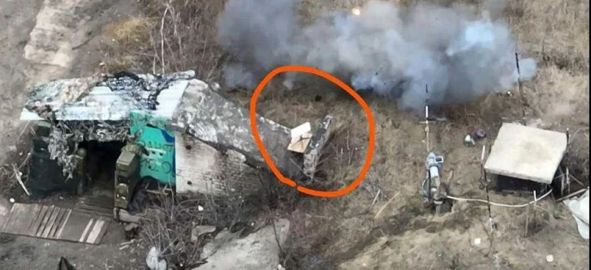 Скриншот из видео с украинского беспилотника, участвовавшего в ударе по российской позиции на территории Украины, на котором выделен терминал Starlink. Фото: <a data-sk="tooltip_parent" data-stringify-link="http://defenseone.com" href="http://defenseone.com/" rel="noopener noreferrer" target="_blank">defenseone.com</a>
