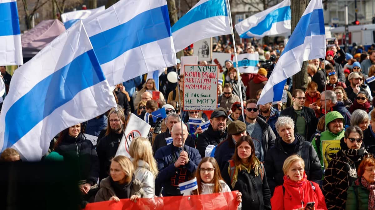 Участники акции протеста против режима Путина перед зданием российского посольства в Берлине, Германия, 17 марта 2024 года. Фото: Hannibal Hanschke / EPA-EFE