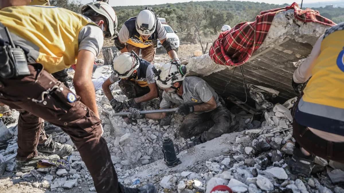 The White Helmets try to retrieve the bodies of two children from under a destroyed house as a result of a Russian air strike targeted a house in the town of Al-Jadida in Idlib. Photo by Anas Alkharboutli / picture alliance / Getty Images