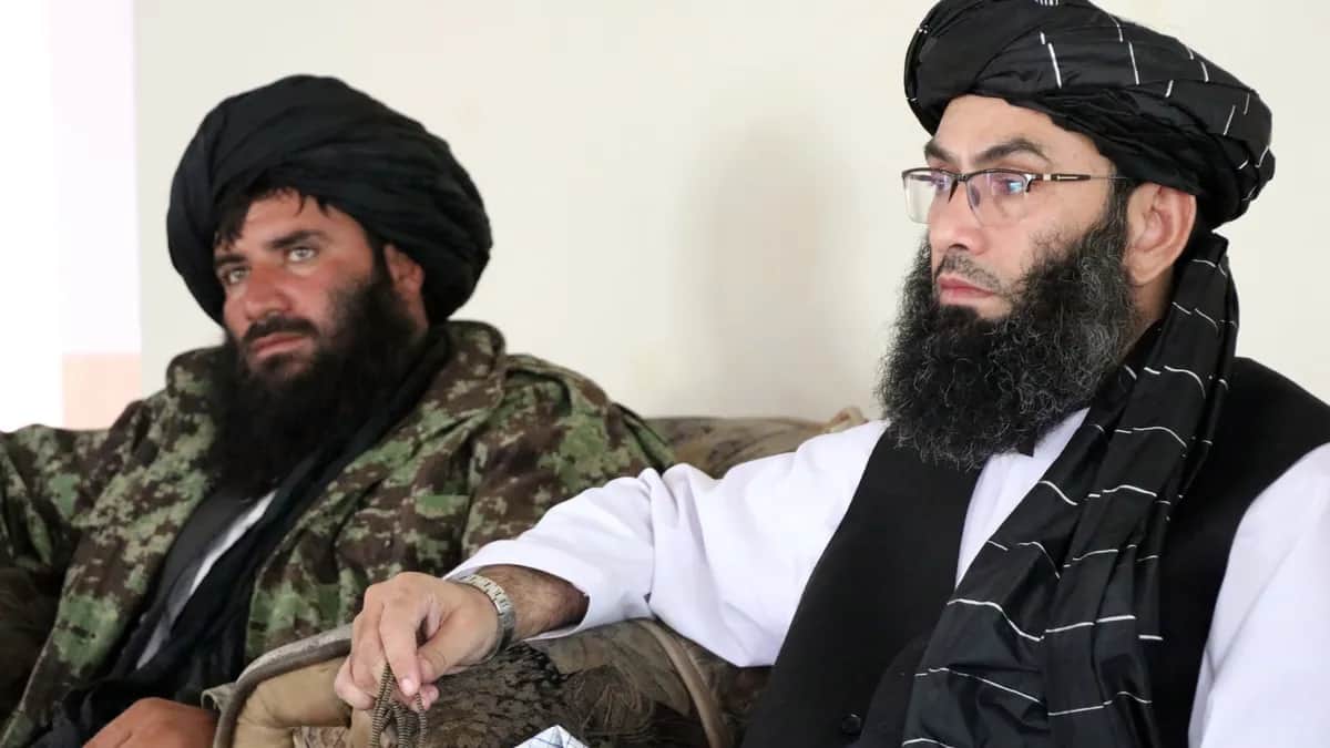 Мавлави Шейх Мохаммед (справа), министр Талибана по пропаганде добродетели и предотвращению порока, во время церемонии, на которой бывший офис Министерства по делам женщин был заменен на «Министерство пропаганды добродетели и предотвращения порока». Кандагар, Афганистан, 20 октября 2021 г. Фото: EPA-EFE