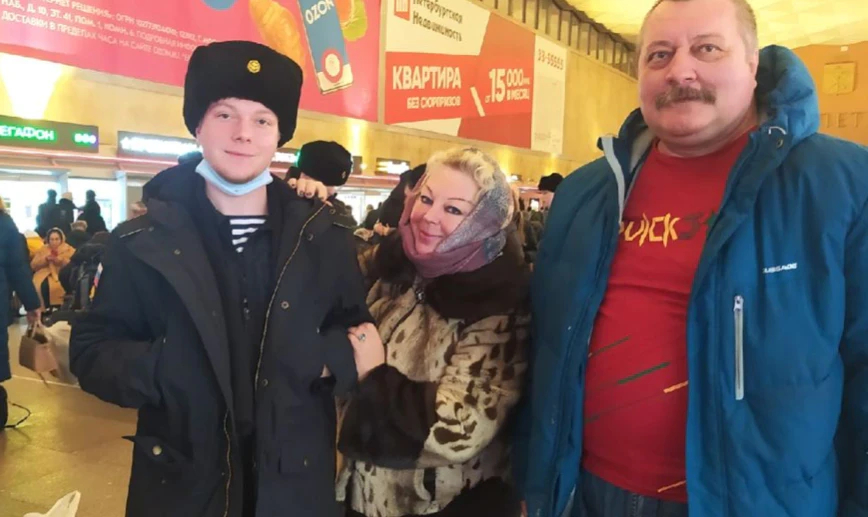 Марк Тарасов с родителями. Фото из соцсетей
