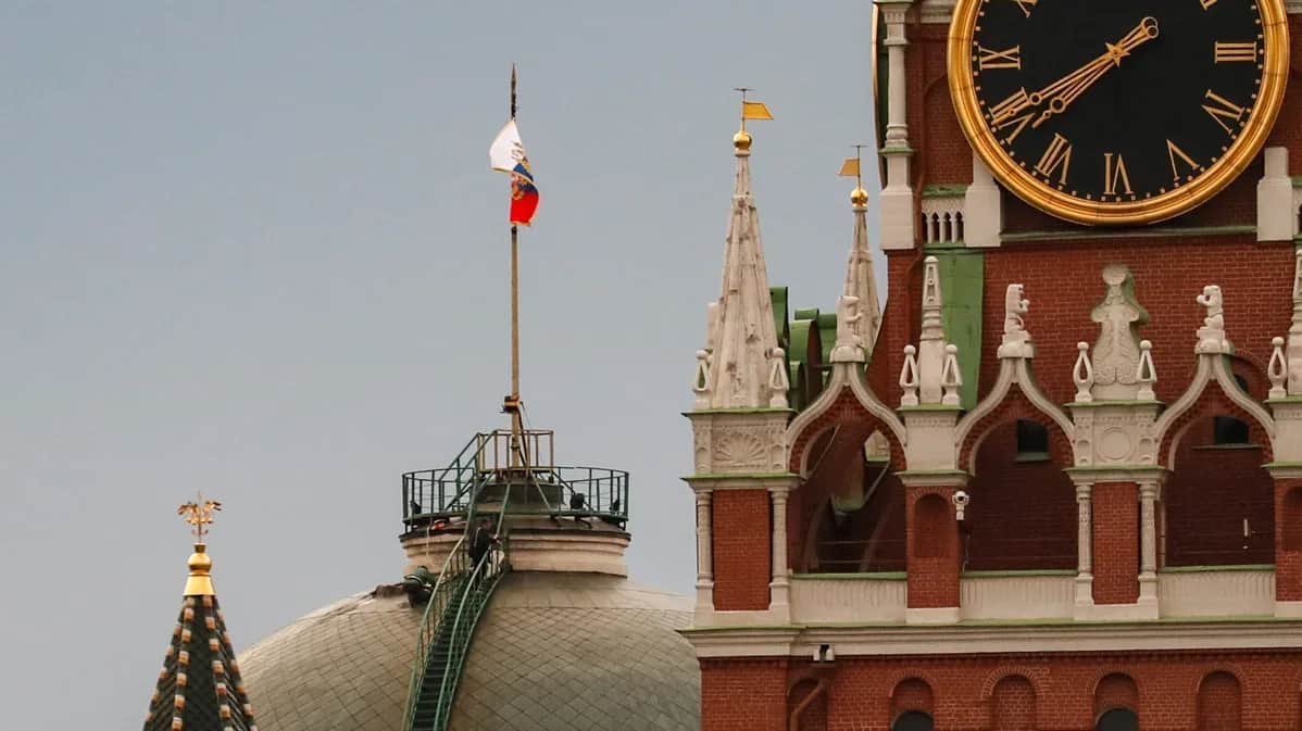 Workers repairing a roof on the Russian presidential residence in the Kremlin following a drone strike, 4 May 2023. Photo: Yuri Kochetkov / EPA-EFE