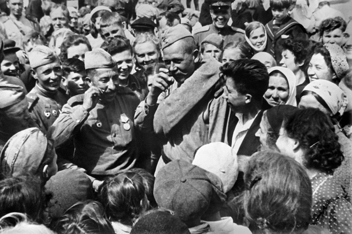 Встреча демобилизованных на Ржевском (Рижском) вокзале в Москве, 17 июня 1945 года. Фото: А. Морозов / РИА Новости / <a data-sk="tooltip_parent" data-stringify-link="https://commons.wikimedia.org/wiki/File:RIAN_archive_62167_Meeting_of_demobees_at_the_Rzhevsky_Railway_Station.jpg" href="https://commons.wikimedia.org/wiki/File:RIAN_archive_62167_Meeting_of_demobees_at_the_Rzhevsky_Railway_Station.jpg" rel="noopener noreferrer" target="_blank">Wikimedia</a>