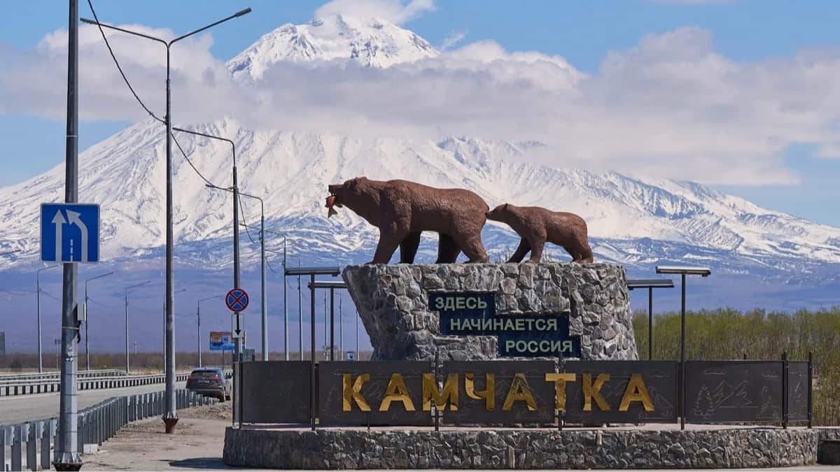 Скульптура «З десь начинается Россия » на Камчатке, 2 июня 2024 года. Фото: Guo Feizhou / Xinhua / Abaca Press / Scanpix / LETA