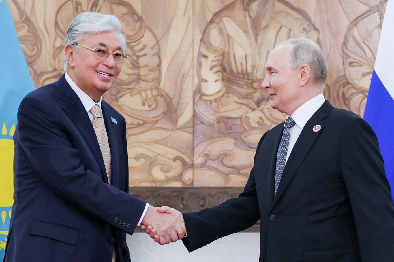 Президент Казахстана Касым-Жомарт Токаев и Владимир Путин во время встречи на саммите ШОС. Бишкек, Кыргызстан. 31 августа 2026 года. Фото: Петр Ковалев / ТАСС / ZUMA Press / Scanpix / LETA