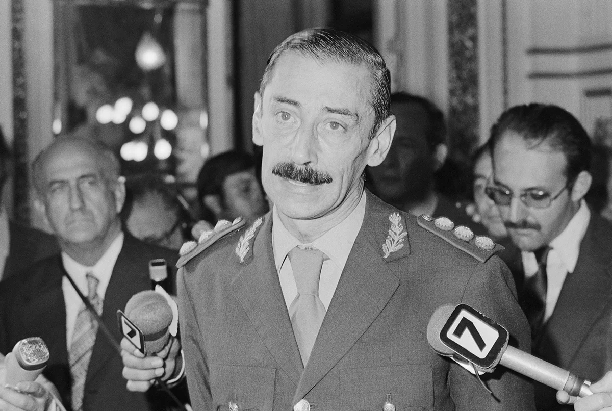 Генерал-лейтенант Хорхе Видела встречается с иностранной прессой в президентском дворце. Видела был приведен к присяге в качестве президента 29 марта 1976, через пять дней после свержения Исабель Перон. Фото: Bettmann / Kontributor / Getty Images