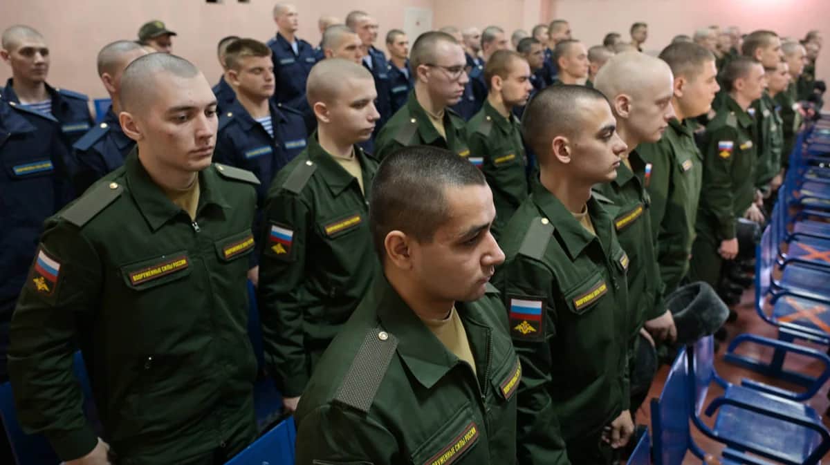 Призывники собираются на сборном пункте призывного пункта перед отправкой на военную службу в Новосибирской области, 19 октября 2023 года. Фото: Александр Кряжев / Спутник / Imago Images / SNA / Scanpix / LETA