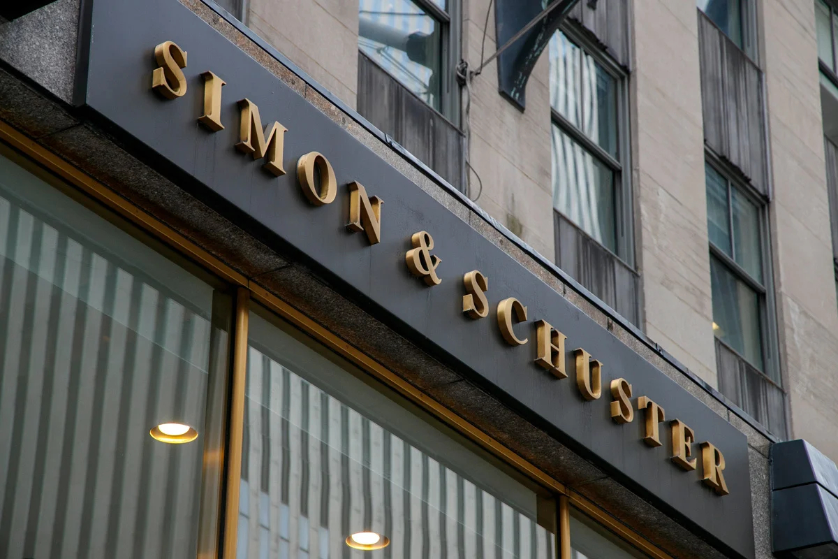 Офис издательской компании Simon &amp; Schuster в Нью-Йорке, США, 7 августа 2023 года. Фото: Sarah Yenesel / EPA-EFE