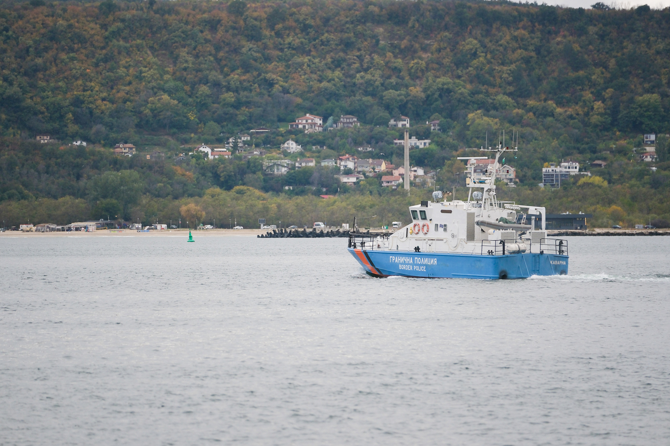 Катер пограничной полиции доставляет моряков, спасенных с атакованного беспилотниками судна Chelsea 3. Варна, Болгария. 13 октября 2026 года. Фото: Moreto.net / AP / Scanpix / LETA