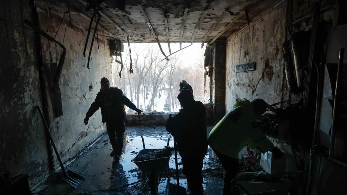 <p id="cl5nhgjf3">Ukrainians clear debris from the site of a Russian drone strike on a medical clinic in Kyiv, Ukraine, 5 January 2026. Photo: EPA / Sergey Dolzhenko<br>