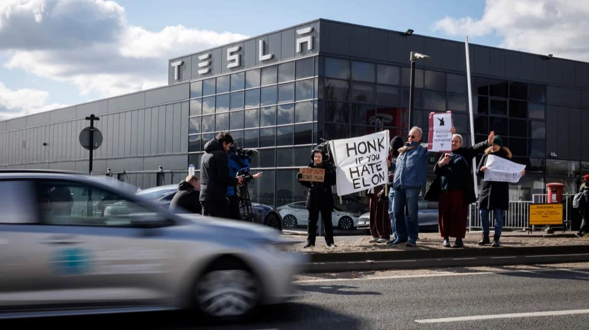 Протестующие против Илона Маска у автосалона Tesla, Лондон, Великобритания, 15 марта 2025 года. Фото: Tolga Akmen / EPA