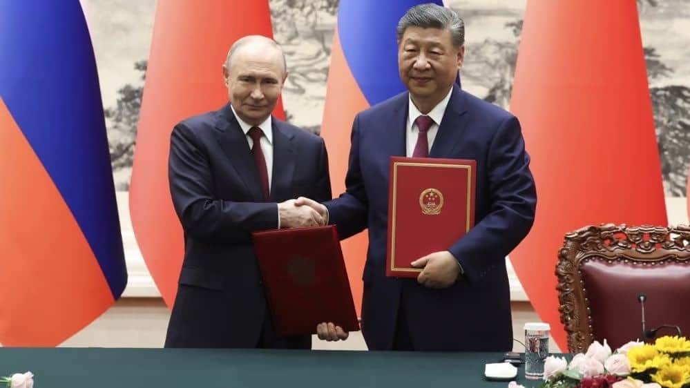 Putin and Xi Jinping hold warm meeting in Beijing days after Trump visit