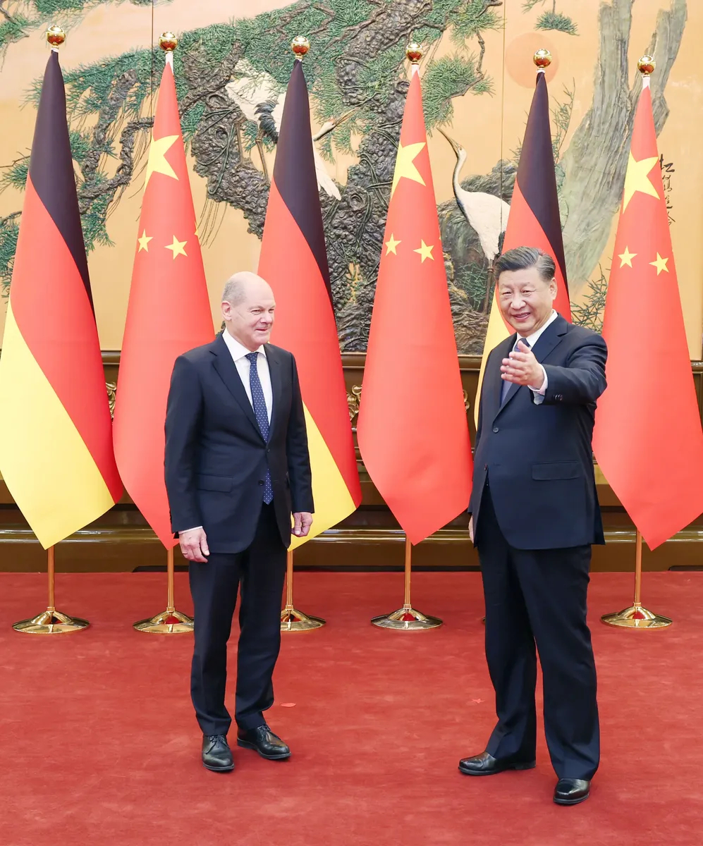 Президент Китая Си Цзиньпин (справа) с канцлером Германии Олафом Шольцем. Фото: EPA-EFE/Yao Dawei