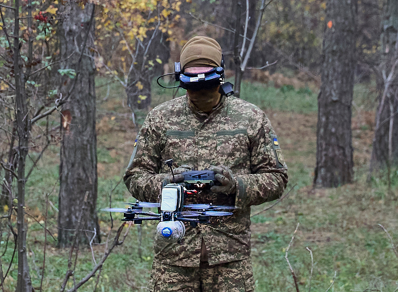 Тренировка с использованием беспилотных летательных аппаратов FPV в условиях, приближенных к реальным боевым, в неустановленном месте в Харьковской области. Украина. 5 ноября 2025 года. Фото: Sergey Kozlov / EPA