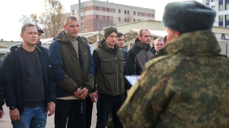 Облавы в Омске: что известно о похищениях мужчин и принуждении к контрактам