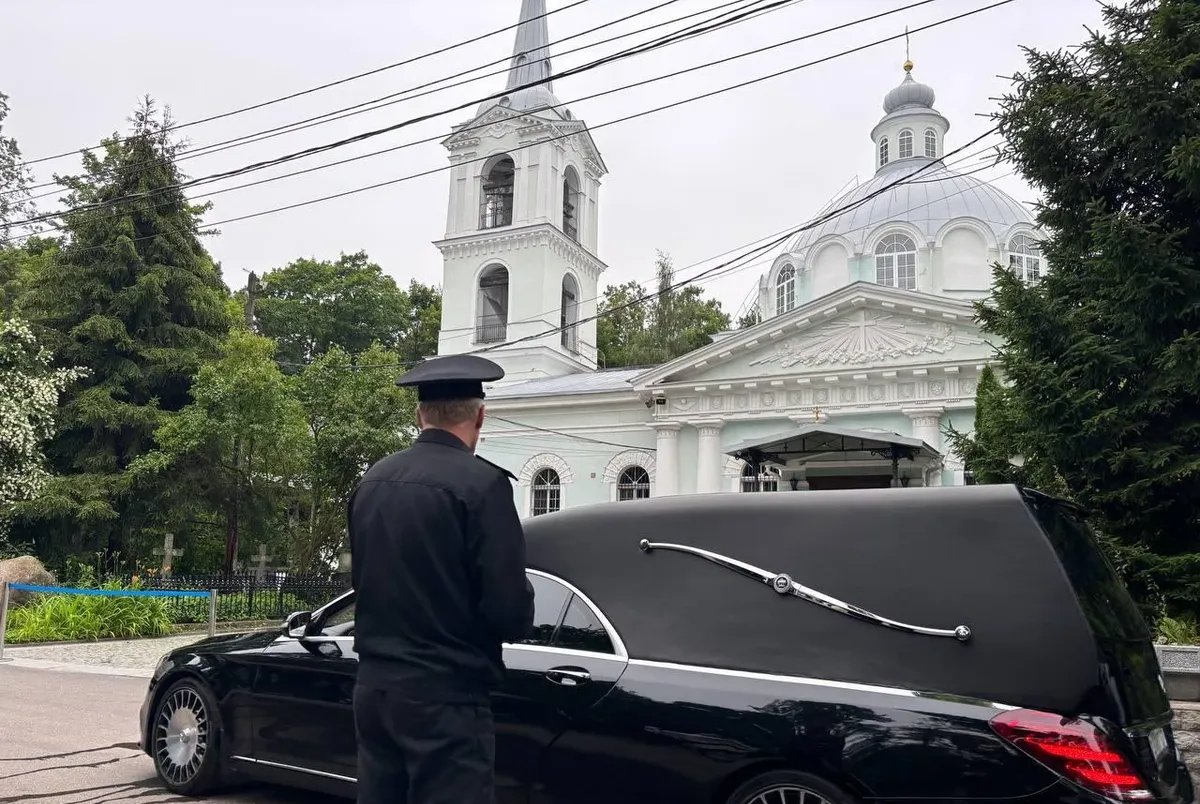 Preparations for the funeral at the Smolenskoye Cemetery in St. Petersburg on 11 July 2025. Photo: Novaya Gazeta Europe