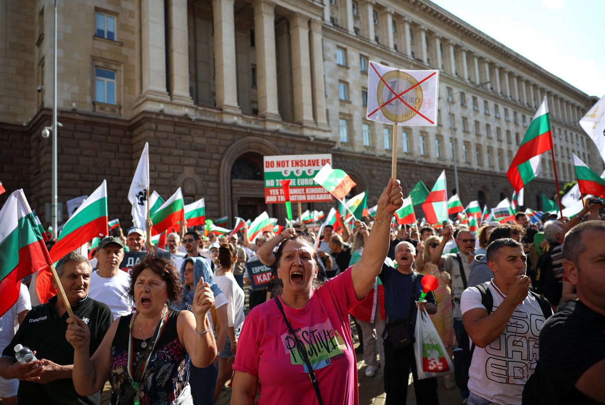 Митинг в Софии против перехода Болгарии на евро, 28 июня 2025 года. Фото: Spasiyana Sergieva / Reuters / Scanpix / LETA