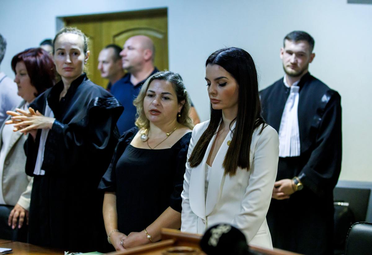 Gagauzia Governor Evghenia Guțul (R) is sentenced by a court in Chisinau, Moldova, 5 August 2025. Photo: EPA / DUMITRU DORU