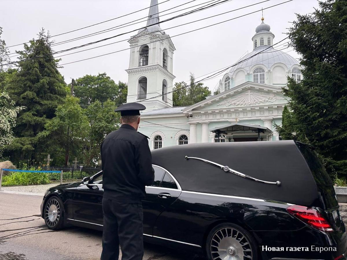 Подготовка к похоронам Романа Старовойта на Смоленском кладбище в Санкт-Петербурге. Фото: «Новая газета Европа»