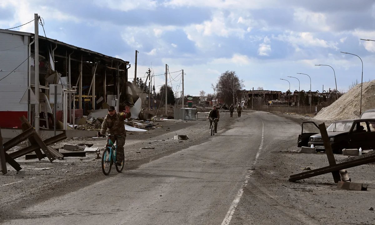 Uniformed men cycle through Sudzha, 19 March 2025. Photo: Anatoly Zhdanov / Kommersant / Sipa USA / Vida Press