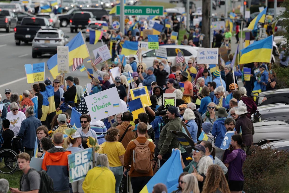 A rally in Anchorage against Vladimir Putin’s visit to Alaska. Photo: Jeenah Moon / Reuters / Scanpix / LETA