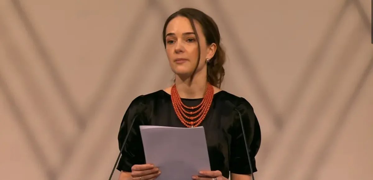 Photo screenshoted from the official broadcast
