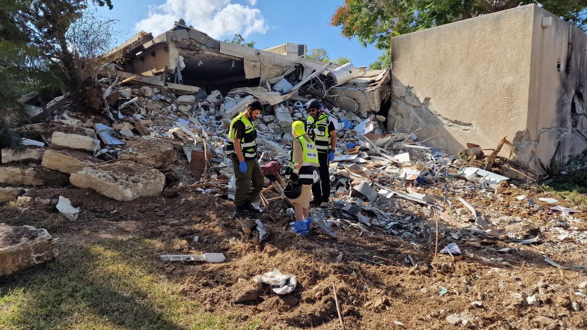 Валерия Дикштейн с мужем и сыном на месте поврежденного дома. Фото: Фото из семейного архива
