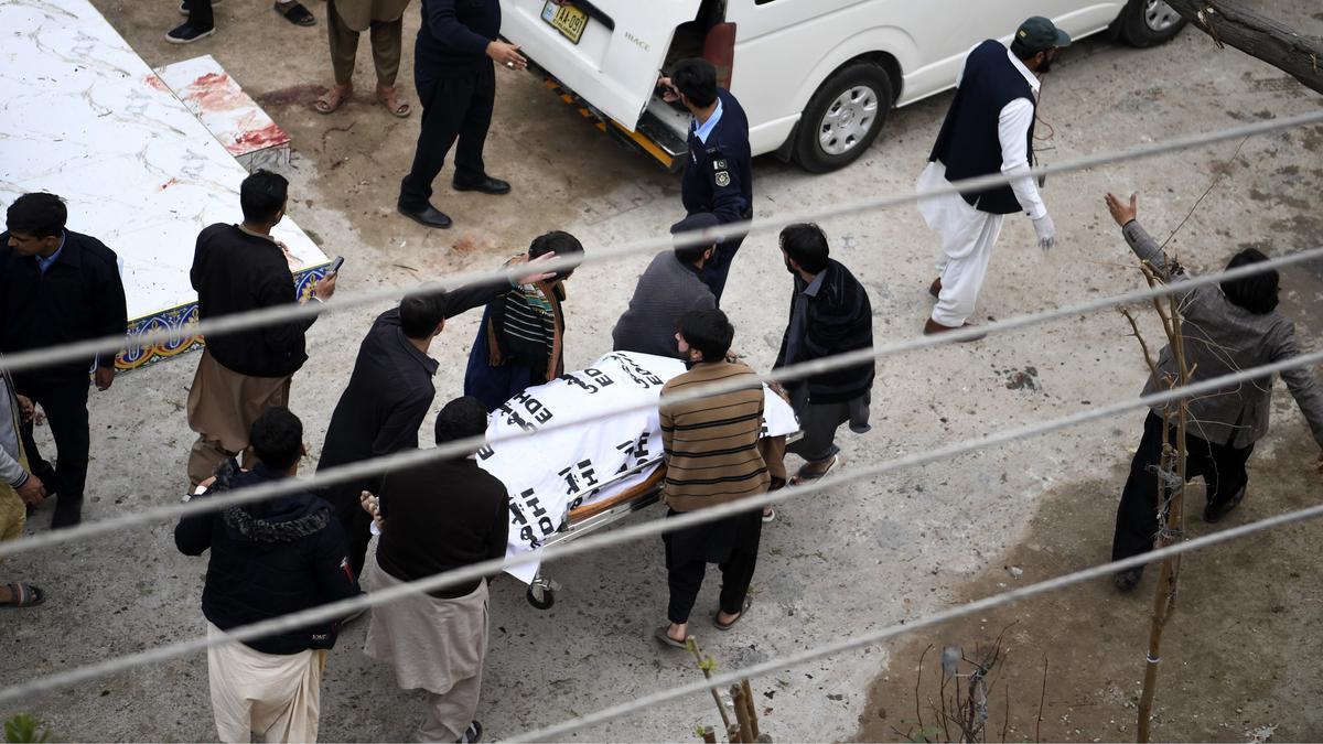 В мечети в Пакистане произошел взрыв. Погибли более 30 человек, еще 169 — пострадали