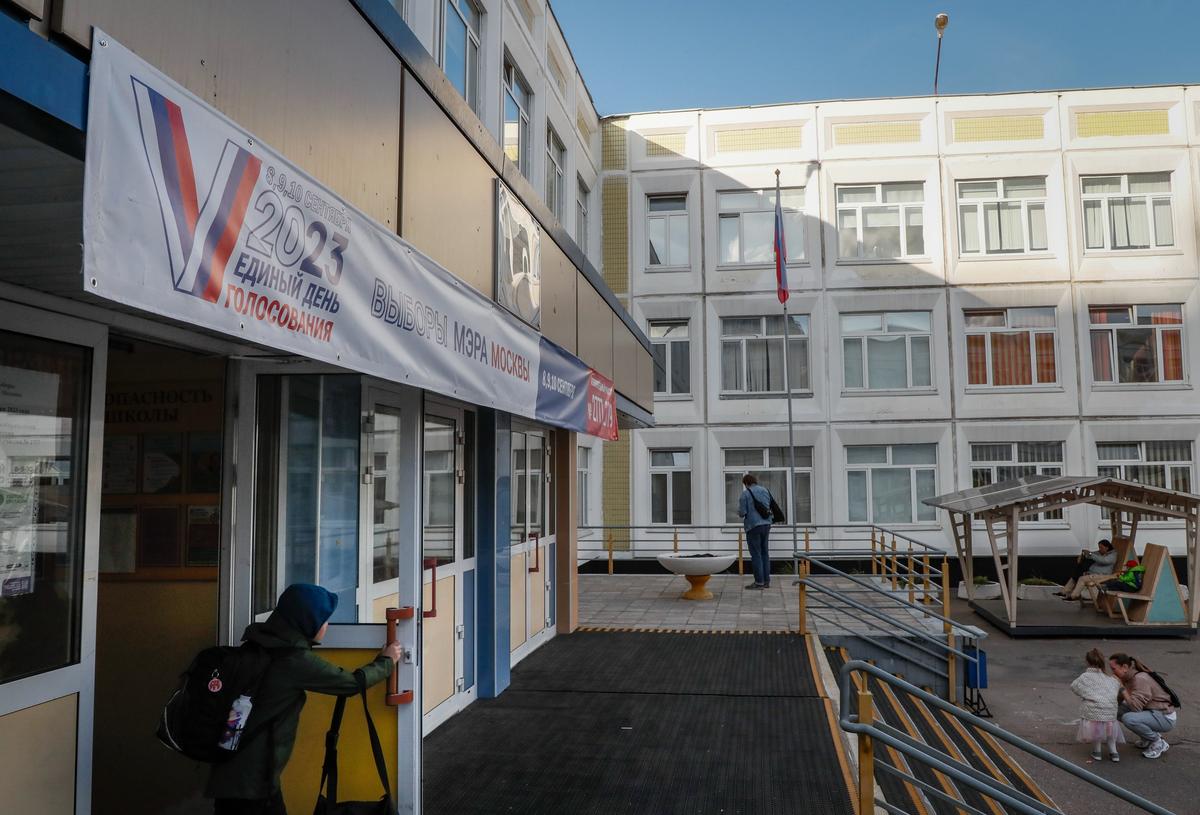 A Moscow school doubles as a polling station ahead of national elections, 7 September 2023. Photo: EPA-EFE/YURI KOCHETKOV