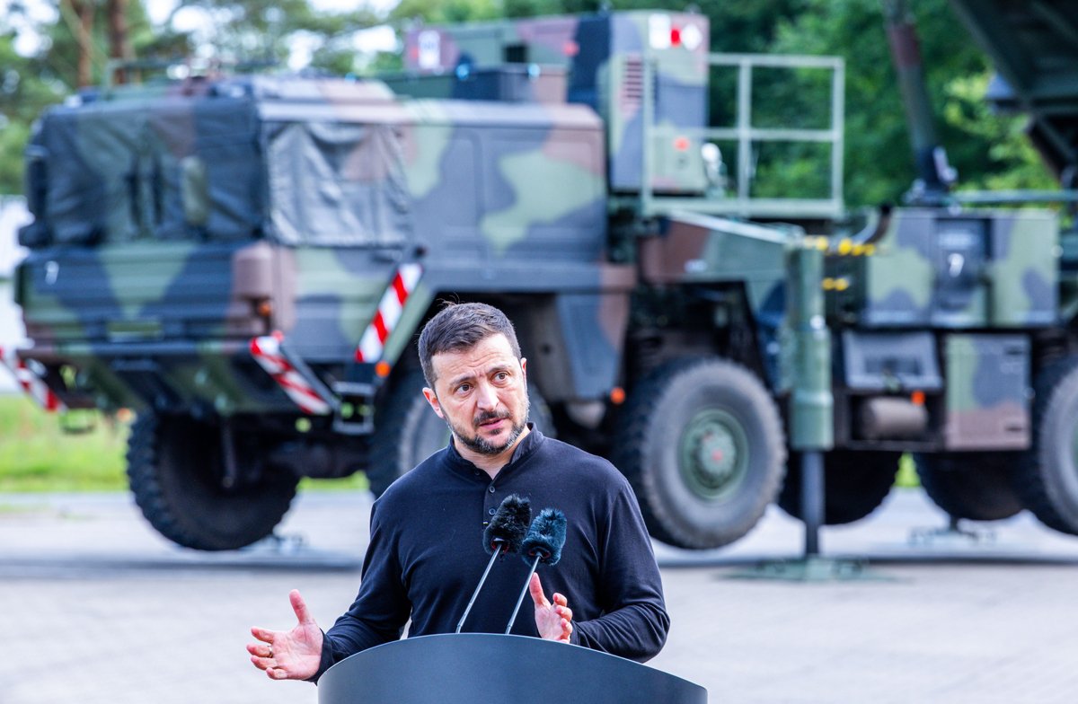 Владимир Зеленский во время посещения учений украинских солдат по противовоздушной ракетной системе «Патриот» на военном полигоне в Германии, 11 июня 2024 года. Фото: Jens Buettner / EPA