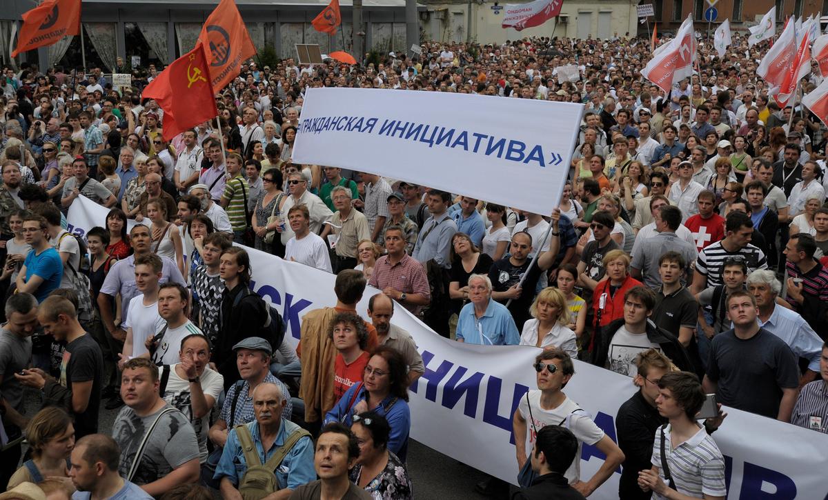 People hold up Civic Initiative banners at an anti-government rally in Moscow, on 12 June 2012. Photo: Civic Initiative / X