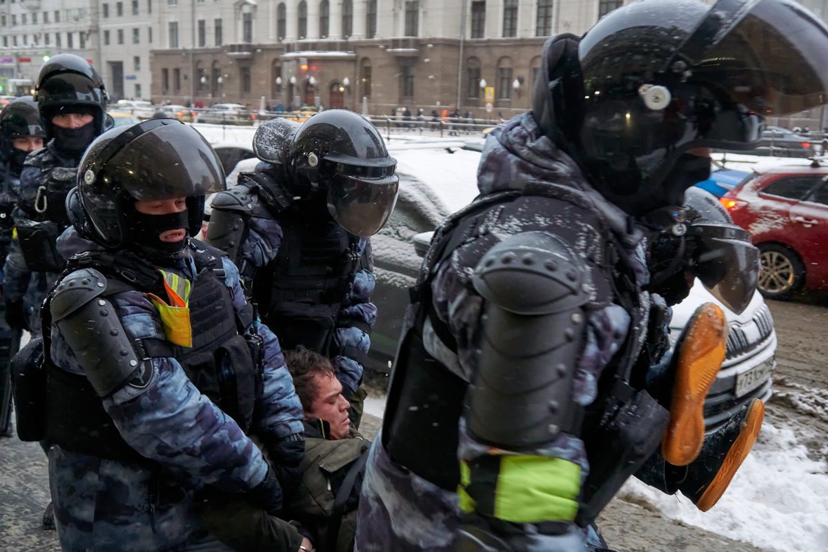 Полиция задерживает протестующего на акции в поддержку Алексея Навального, Москва, 31 января 2021 года. Фото: Michał Siergiejevicz /  Flickr