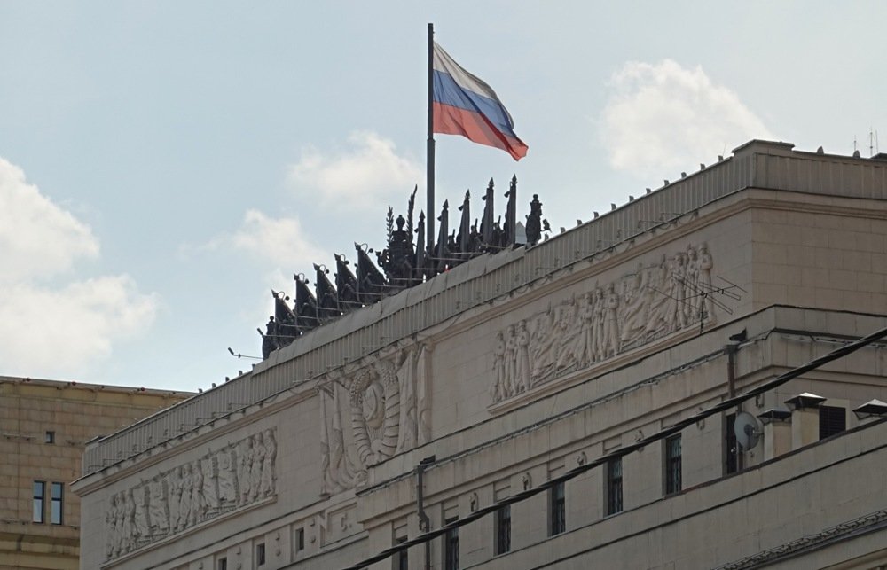 The Russian flag waves atop the Russian Defence Ministry building in Moscow, 25 June 2023. Photo: EPA/MAXIM SHIPENKOV