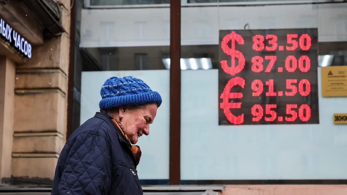 Bloomberg: Россия рассматривает возможность вернуться к долларовой системе расчетов