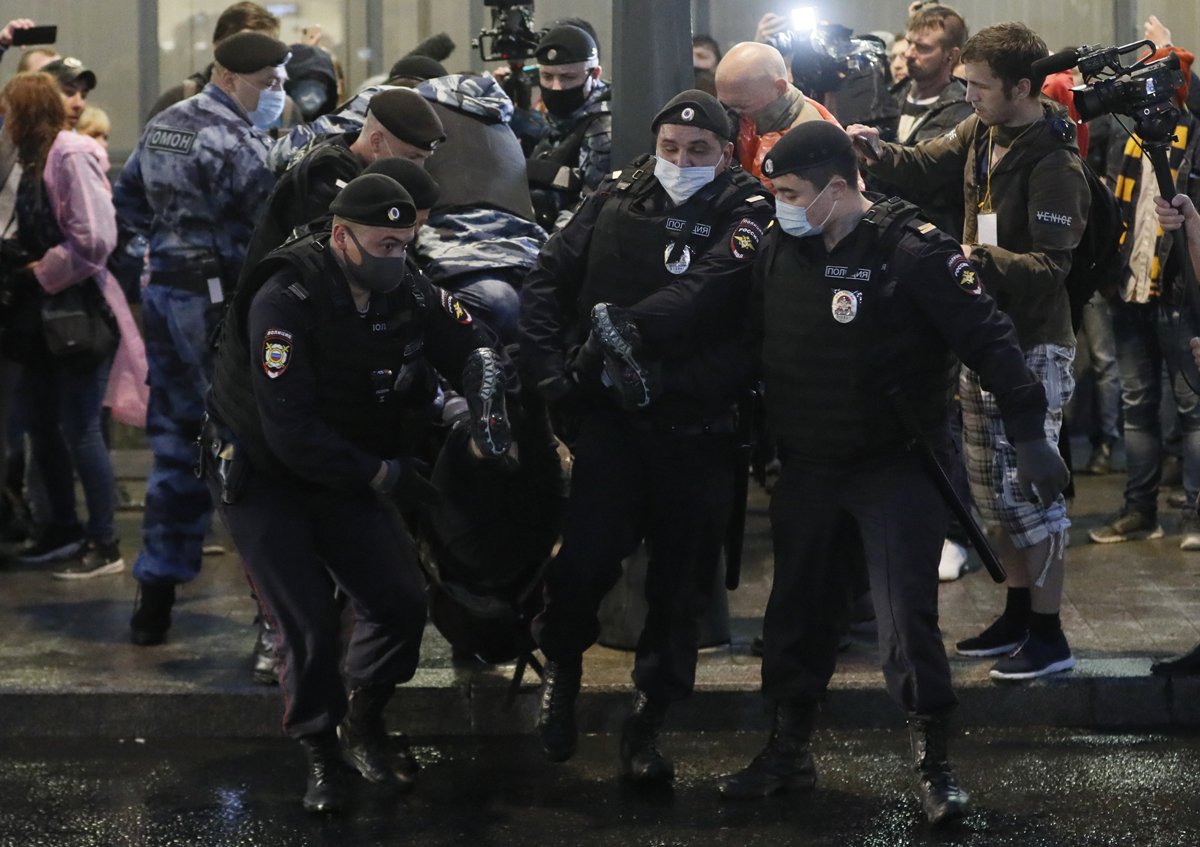 Полицейские задерживают участника митинга после объявления итогов голосования по поправкам к Конституции РФ на Пушкинской площади в Москве, 15 июля 2020 года. Фото: Юрий Кочетков / EPA