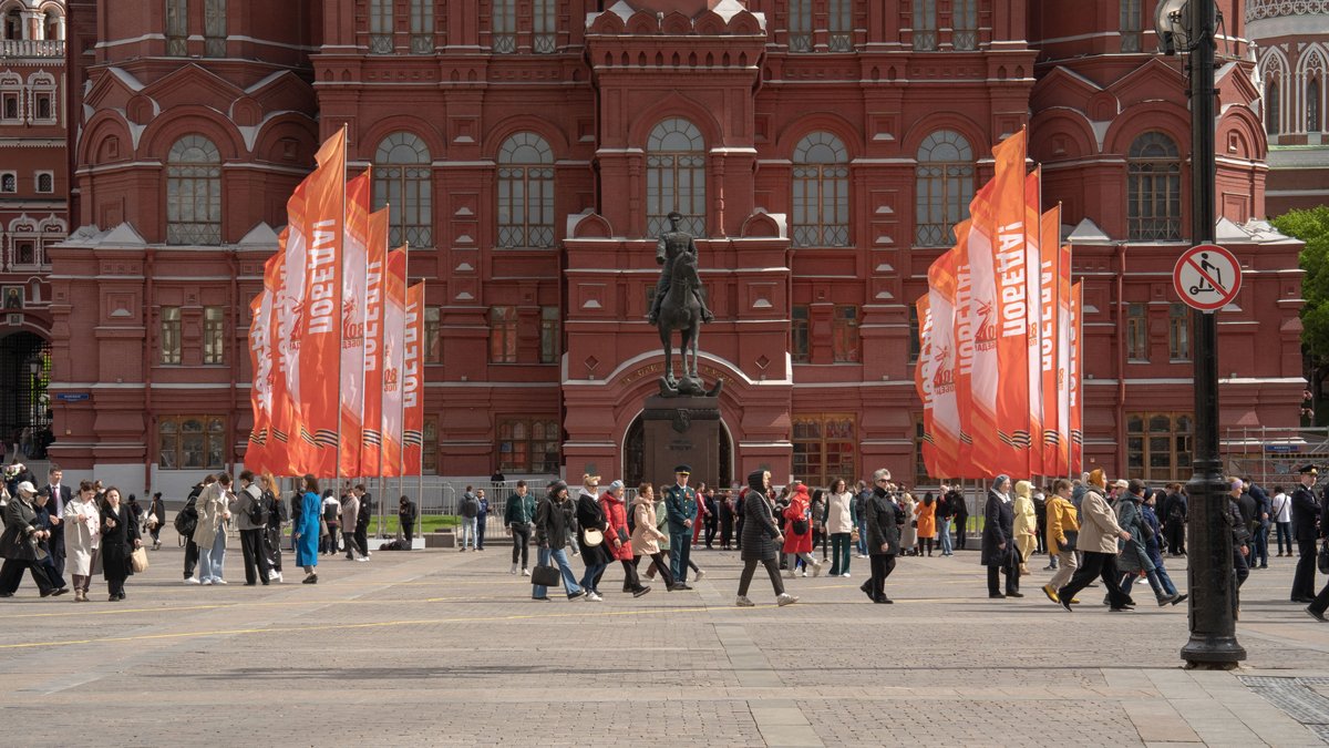 Памятник Г. Жукову перед Историческим музеем.
