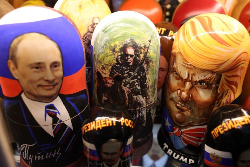 Russian matryoshka dolls depicting Vladimir Putin and US President Donald Trump on display at a souvenir market in Moscow, 11 August 2025. Photo: EPA/MAXIM SHIPENKOV