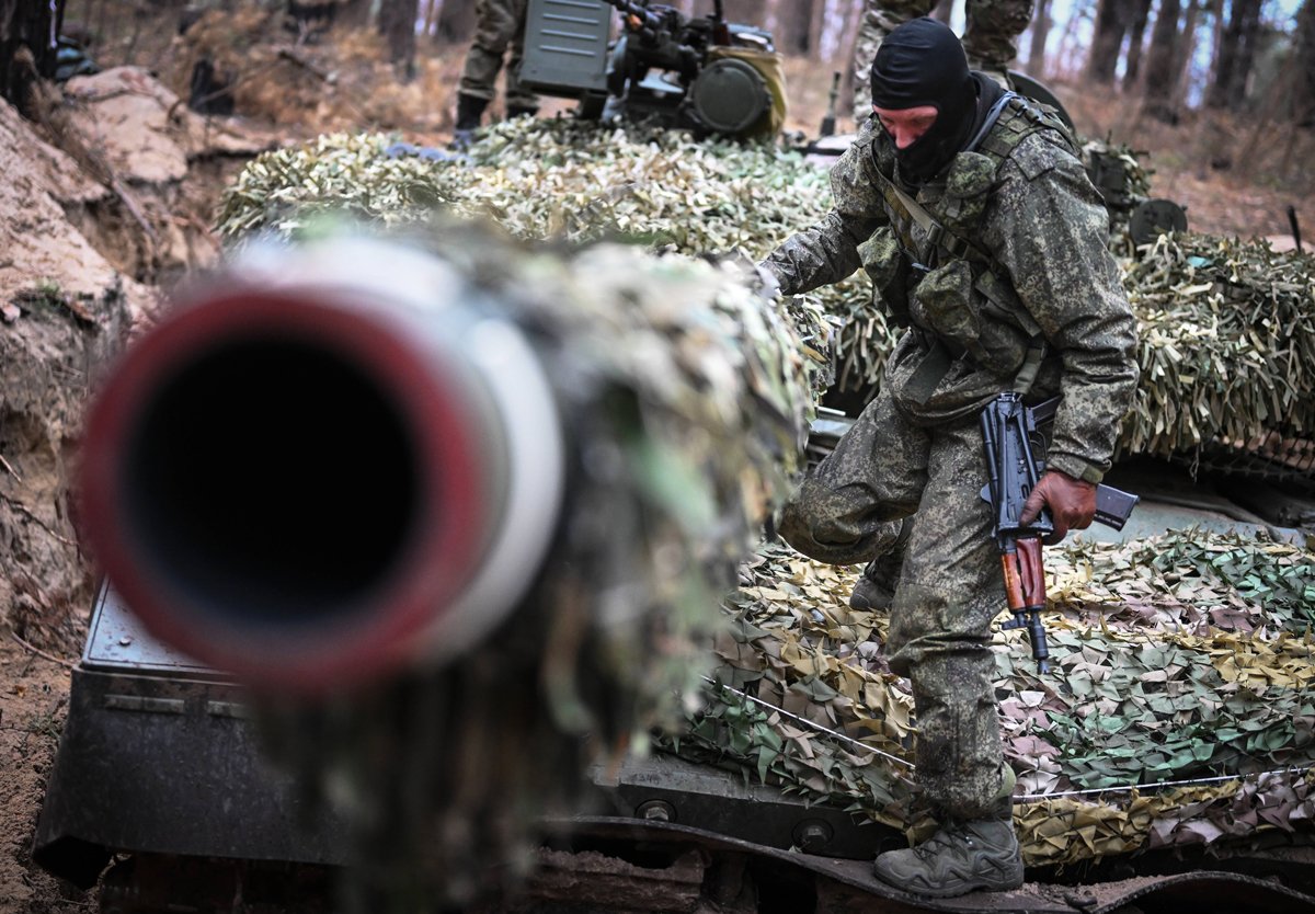 Российский военнослужащий на танке  Т-80  в районе Красного Лимана, Украина, 4 ноября 2023 года. Фото: Станислав Красильников / Спутник / Imago Images / Scanpix / LETA
